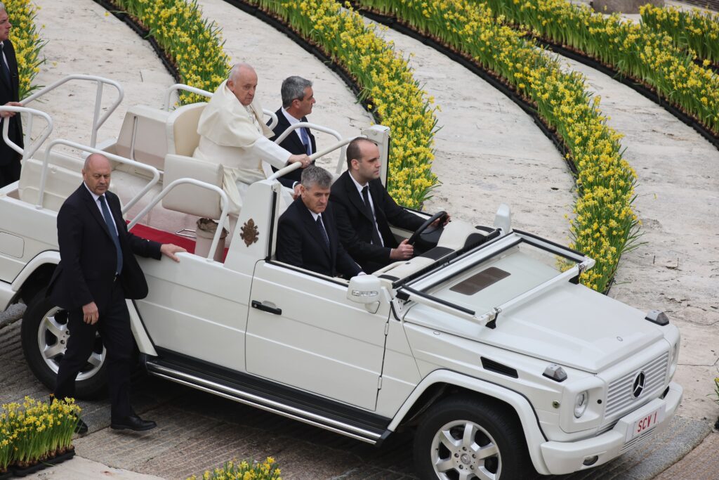 سيارة البابا