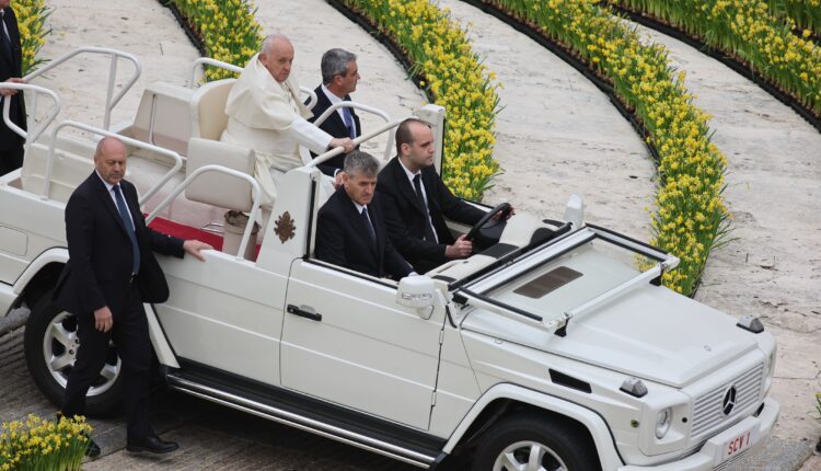 سيارة البابا