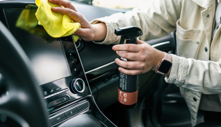 تنظيف المقصورة الداخلية للسيارة