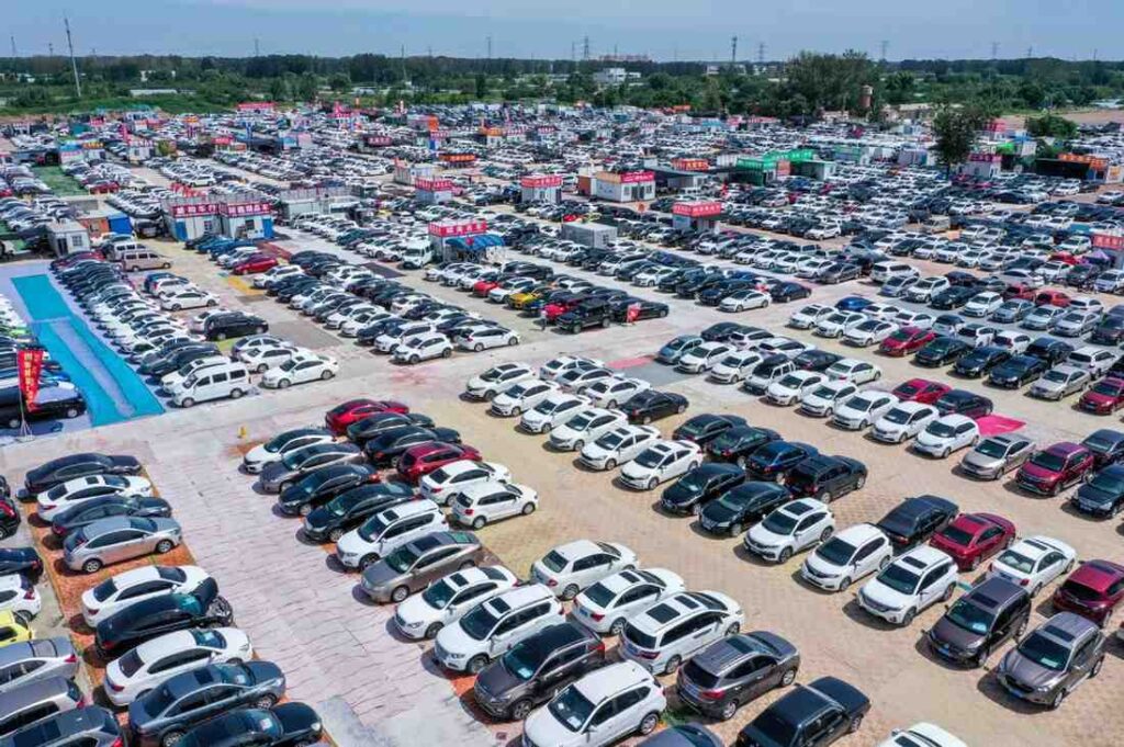 سوق السيارات المستعملة في الإمارات