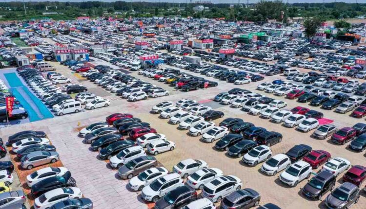 UAE used car marketplace with hundreds of vehicles parked in rows, reflecting the rapid growth of the used car market and rising demand for second-hand vehicles.