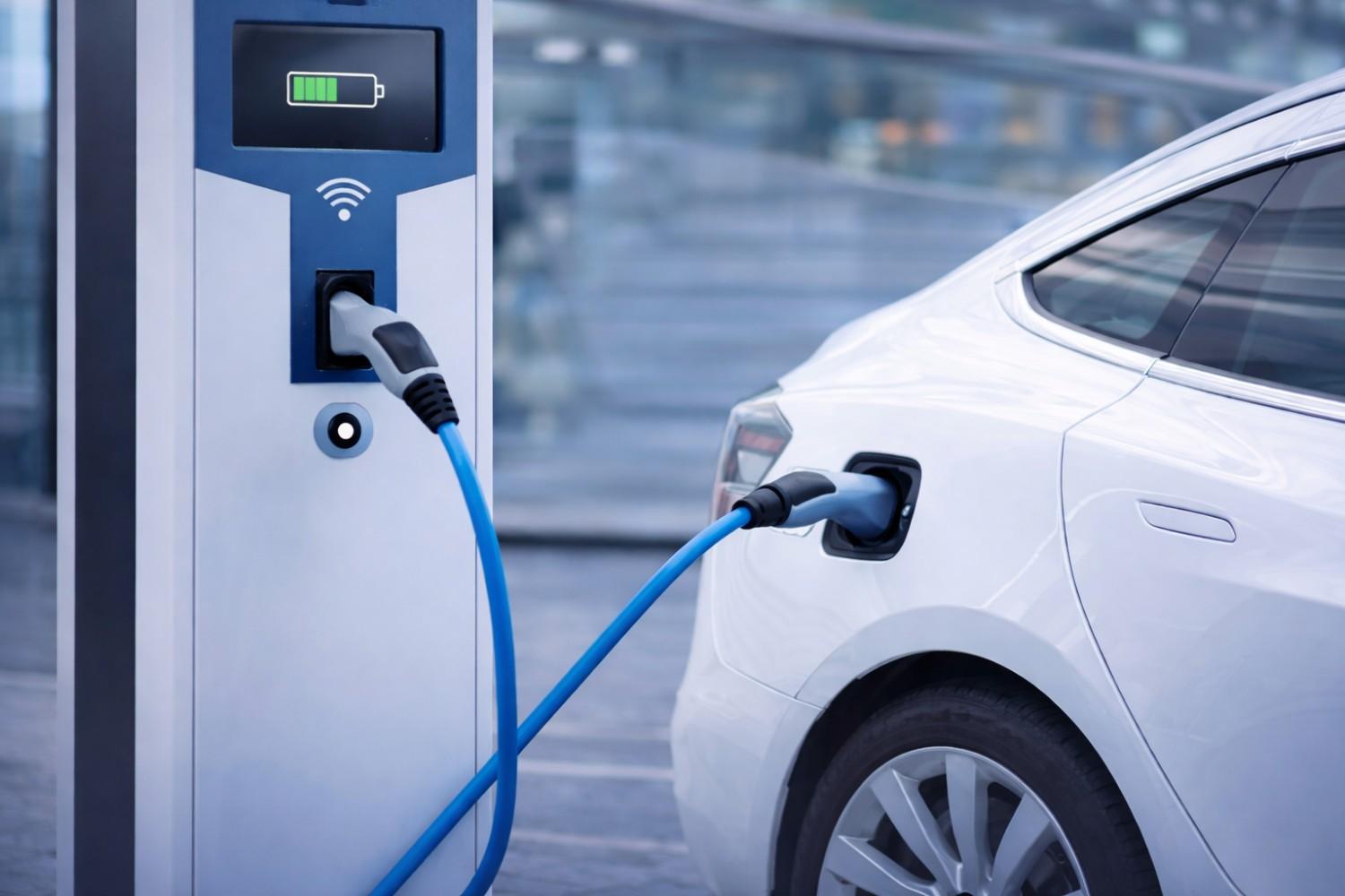 Projected EV adoption growth in the UAE (2022-2026) showing steady increase in new car sales with Plug & Charge technology.|Arabwheels.ae