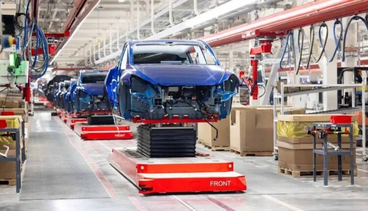 Tesla factory production line vehicles during Tesla's weakest quarter since 2022| Arabwheels.ae