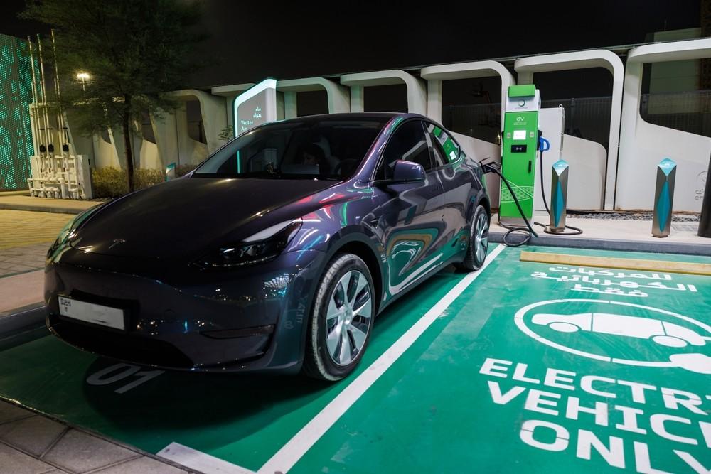 Electric car charging at public EV station in the UAE|Arabwheels.ae