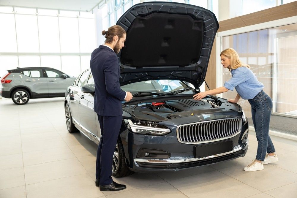 Buyer and seller inspecting used car before purchase in UAE| Arabwheels.ae