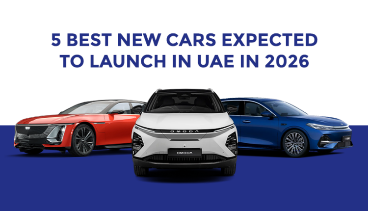 ثلاث سيارات عصرية—سيدان حمراء، وسيارة SUV بيضاء، وسيدان زرقاء—تظهر أسفل عنوان «أفضل 5 سيارات جديدة يُتوقع إطلاقها في الإمارات عام 2026» على خلفية باللونين الأبيض والأزرق الداكن. | Arabwheels.ae