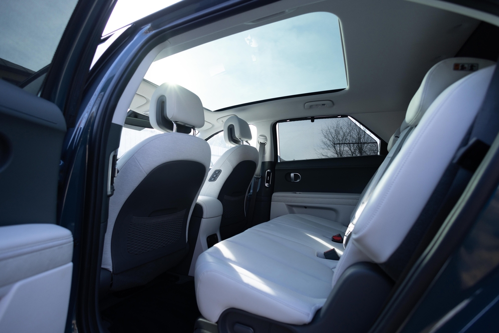 المقاعد الخلفية أسفل سقف بانورامي في سيارة SUV عائلية|Arabwheels.ae