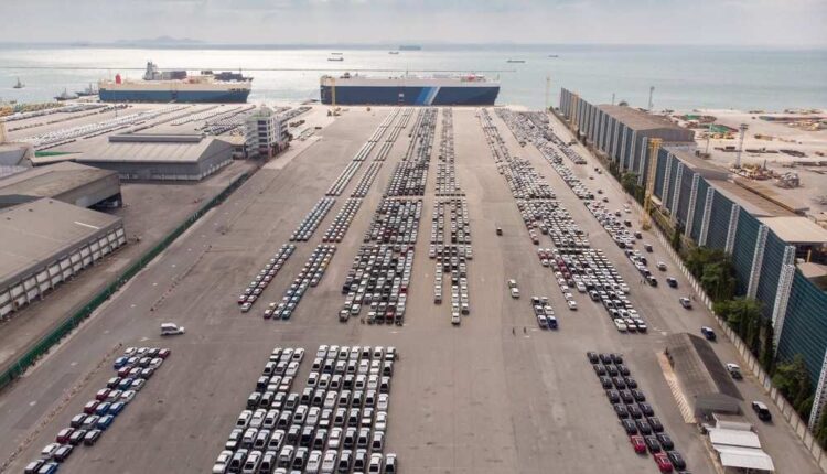 Cars lined up at an export port for shipping from the USA to the UAE|Arabwheels.ae