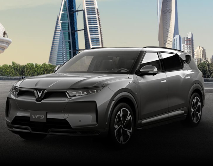 فينفاست VF 9 رمادية، SUV كهربائية بسبعة مقاعد في بيئة حضرية، ضمن السيارات الكهربائية القادمة في الإمارات خلال 2026 | عرب ويلز