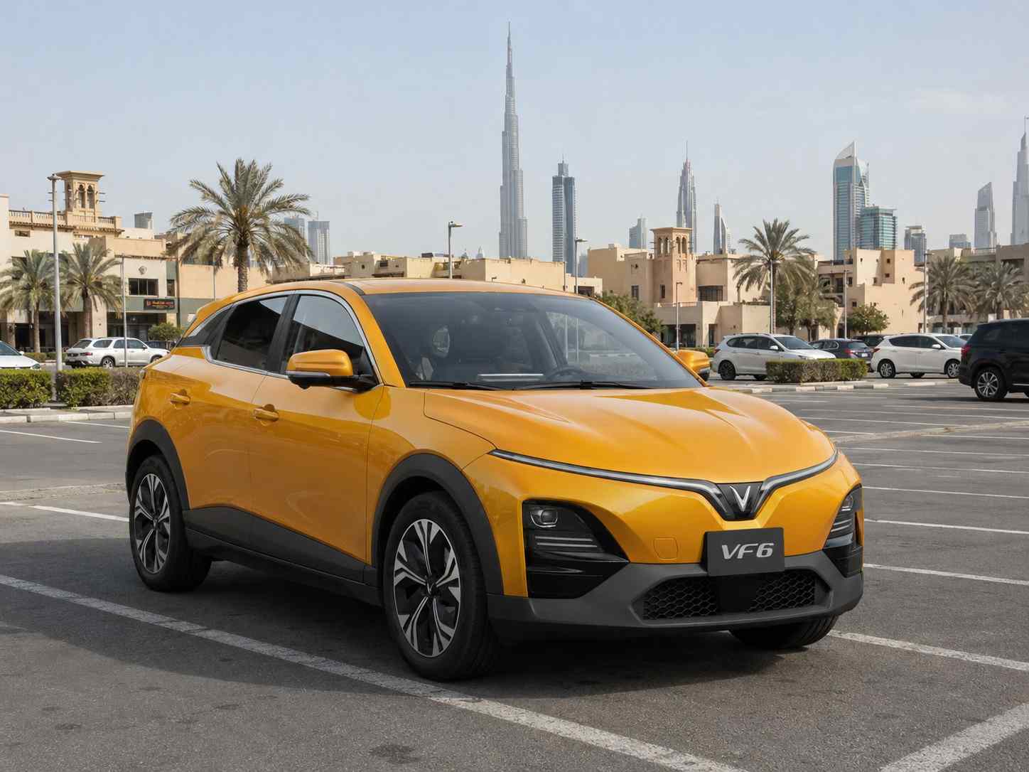 فينفاست VF 6 برتقالية، SUV كهربائية مدمجة متوقفة في دبي | عرب ويلز