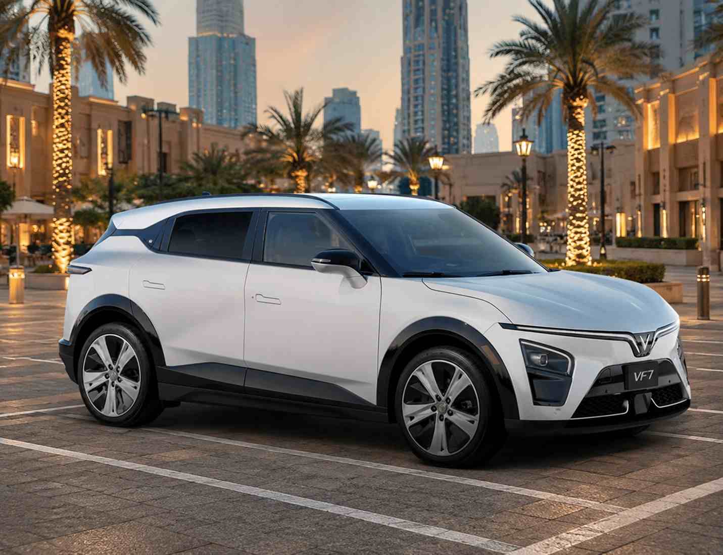فينفاست VF 7 بيضاء، SUV كهربائية متوسطة الحجم متوقفة في منطقة حضرية، ضمن السيارات الكهربائية القادمة في الإمارات خلال 2026 | عرب ويلز